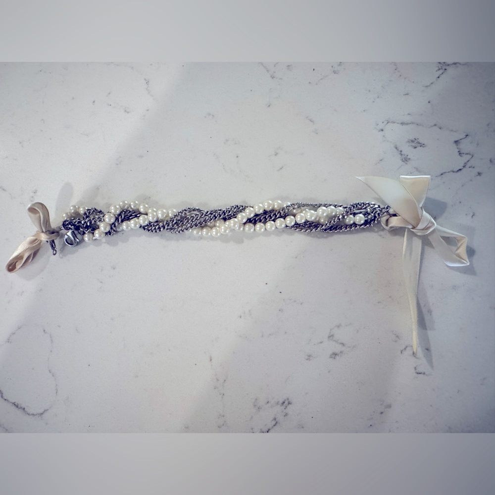 Pearl and silver chain bracelet.